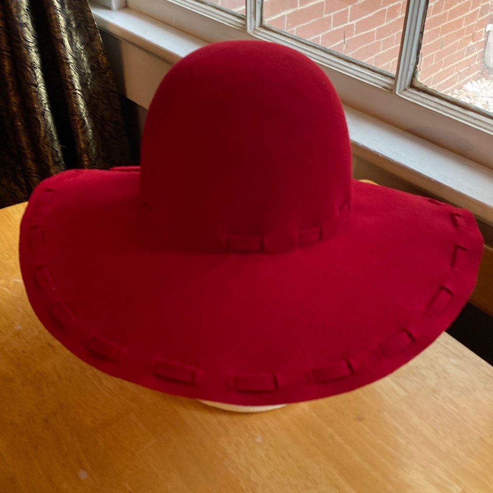 Cheveux Wool wide trim style red hat size 22” in good condition